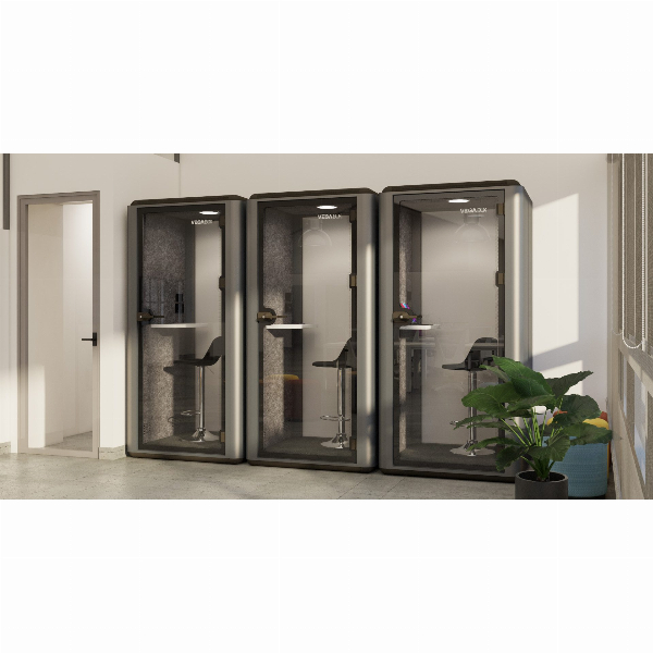 Imagem adicional do produto CABINE DE REUNI&Otilde;ES PARA AT&Eacute; 4 PESSOAS. TAMANHO: 208X154X230CM. ESTRUTURA EM A&Ccedil;O E ALUM&Iacute;NIO. INTERIOR EQUIPADO COM 2 BANCOS ESTOFADOS, MESA CENTRAL EM DMF BRANCO, SENSOR DE PRESEN&Ccedil;A, ILUMINA&Ccedil;&Atilde;O LED, PLUG, CARREGAMENTO USB, VENTILA&Ccedil;&Atilde;O E PAIN&Eacute;IS AC&Uacute;STIC